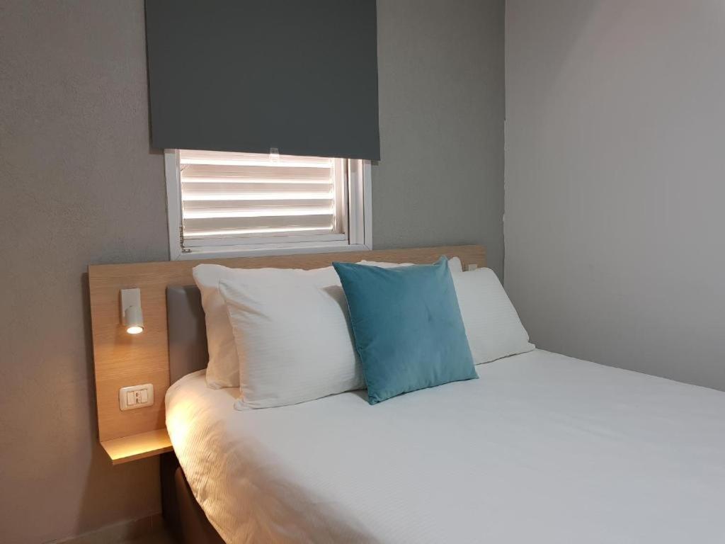 Airport Guest House Or Yehuda エクステリア 写真