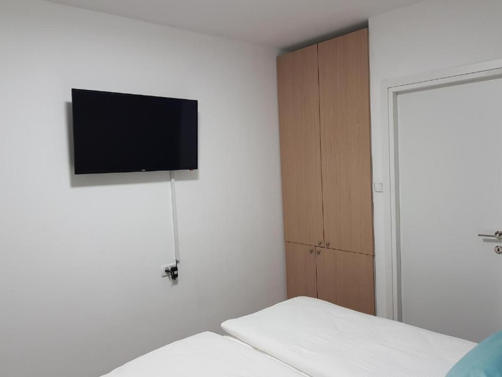 Airport Guest House Or Yehuda エクステリア 写真